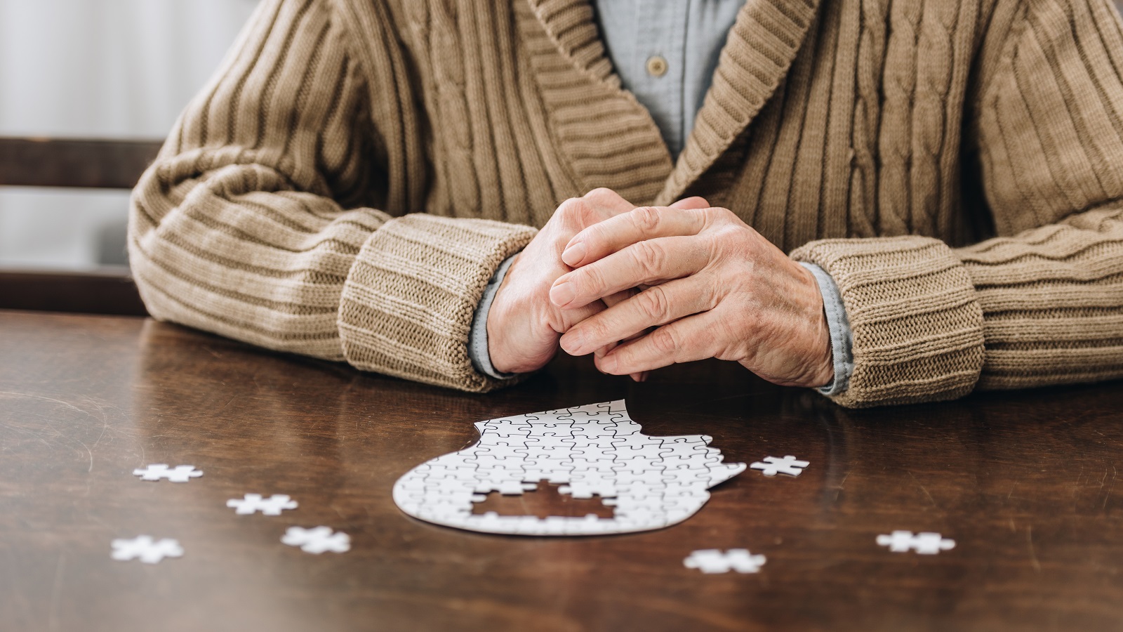 Alter Mann mit Puzzle