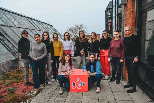 Personen des Gründungsbüros und geförderte Gründerinnen stehen in einer Gruppe zusammen