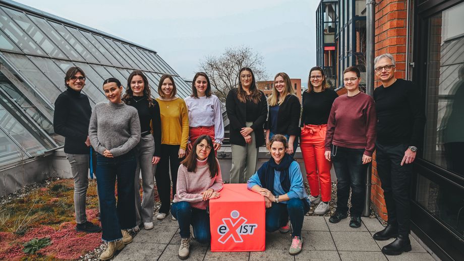 Personen des Gründungsbüros und geförderte Gründerinnen stehen in einer Gruppe zusammen