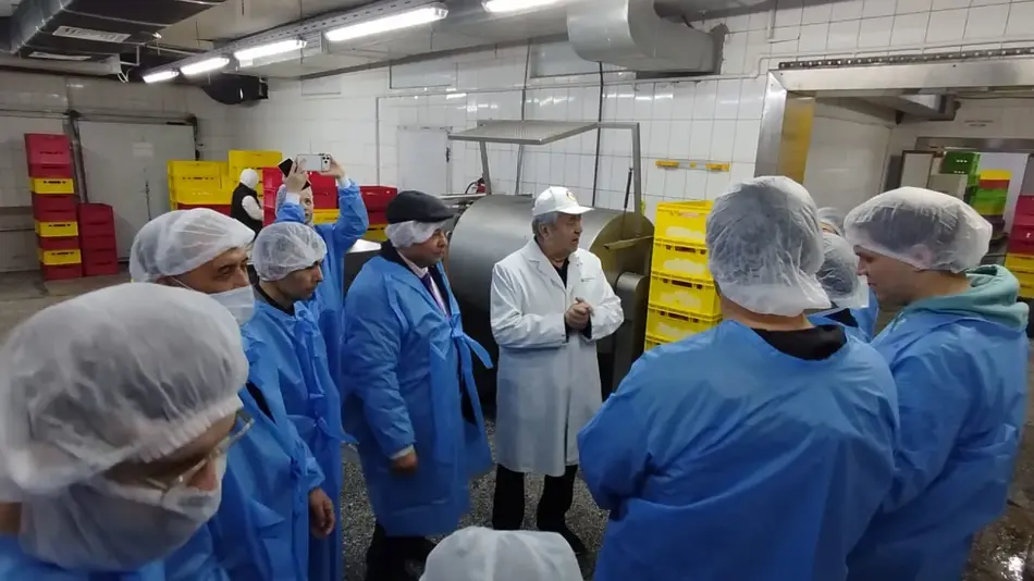 Professor, Mitarbeitende und Studierende der Fachrichtung Lebensmitteltechnik der Hochschule Trier an der Agrar-Univerität in Taskent, Exkursion zu einem Wursthersteller