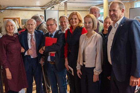 Gruppenfoto gemeinsam mit Bundestagspräsidentin Julia Klöckner.
