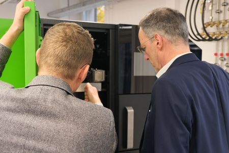 Prof. Wahl und Minister Ebling im Technikum