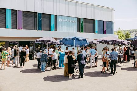 Gemeinsames Essen nach dem Festakt am Kommunikationsgebäude (Fotograf: Tobias Serf)