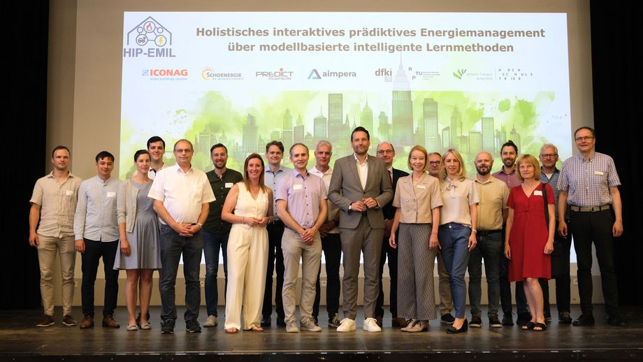 Teilnehmende der Auftaktveranstaltung mit MdL Caroline Pehlke, Projektleiter Prof. Dr.-Ing. Fabian Kennel, Staatssekretär Daniel Stich, Hochschulpräsidentin Prof. Dr. Dorit Schumann und Regionalgeschäftsführerin der IHK Koblenz Christina Schwardt (vordere Reihe, v. l. n. r).