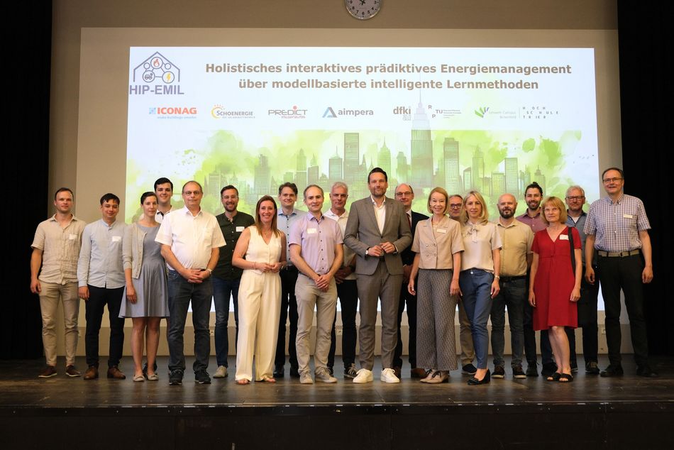 Teilnehmende der Auftaktveranstaltung mit MdL Caroline Pehlke, Projektleiter Prof. Dr.-Ing. Fabian Kennel, Staatssekretär Daniel Stich, Hochschulpräsidentin Prof. Dr. Dorit Schumann und Regionalgeschäftsführerin der IHK Koblenz Christina Schwardt (vordere Reihe, v. l. n. r).