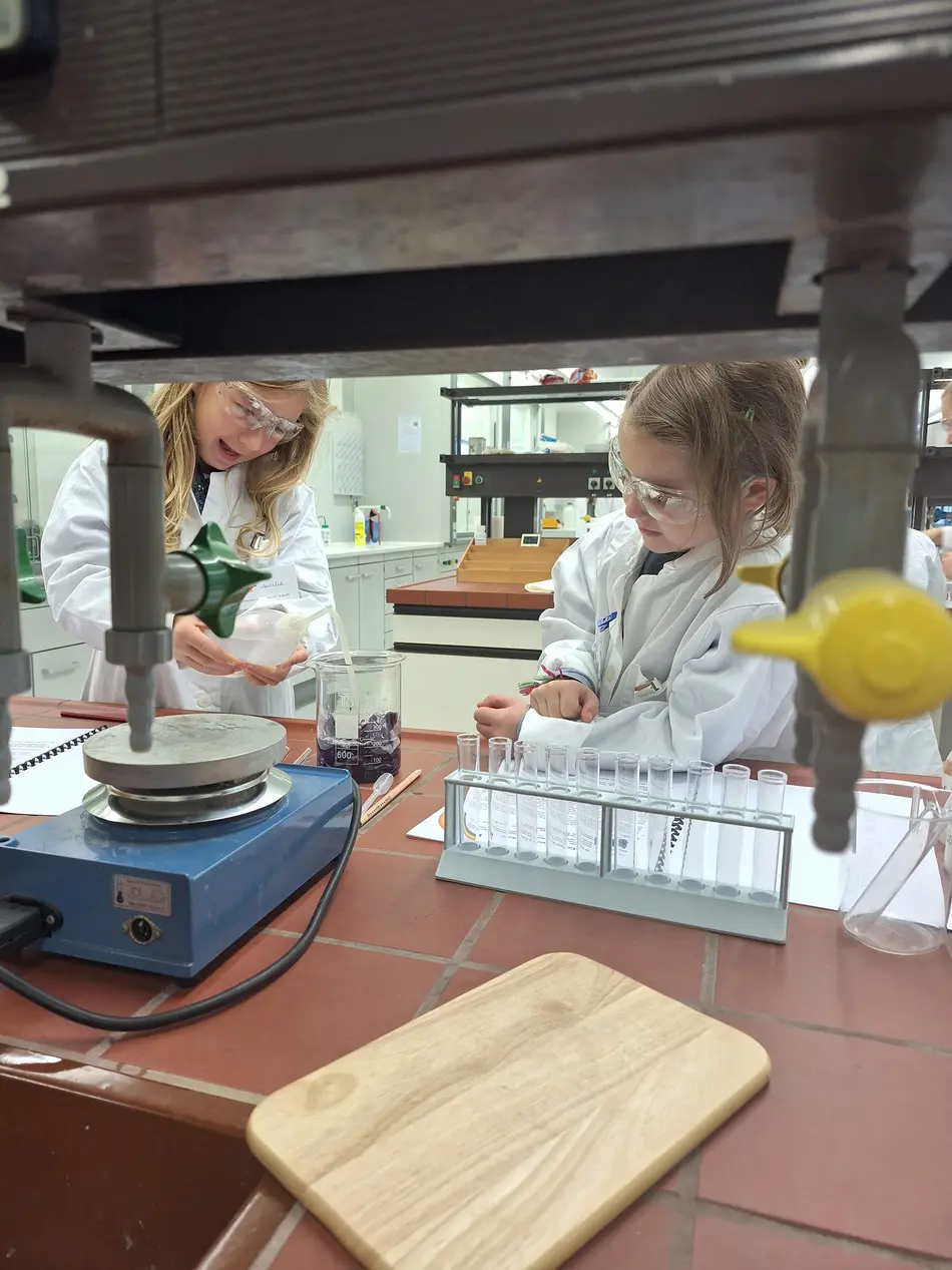 Kinder im Kinderlabor der Lebensmitteltechnik Hochschule Trier