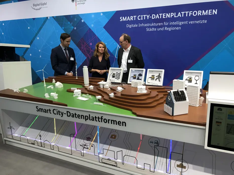 Staatssekretärin Heike Raab besucht die IoT-Werkstatt