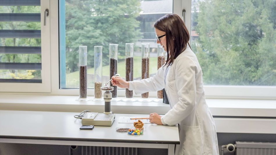 Studentin der Lebensmitteltechnologie bei der Untersuchung von Kaffee und Süßwaren im Labor