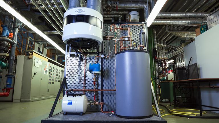 Aufbau einer Warmwasserwärmepumpe oder Wärmepumpe im Labor