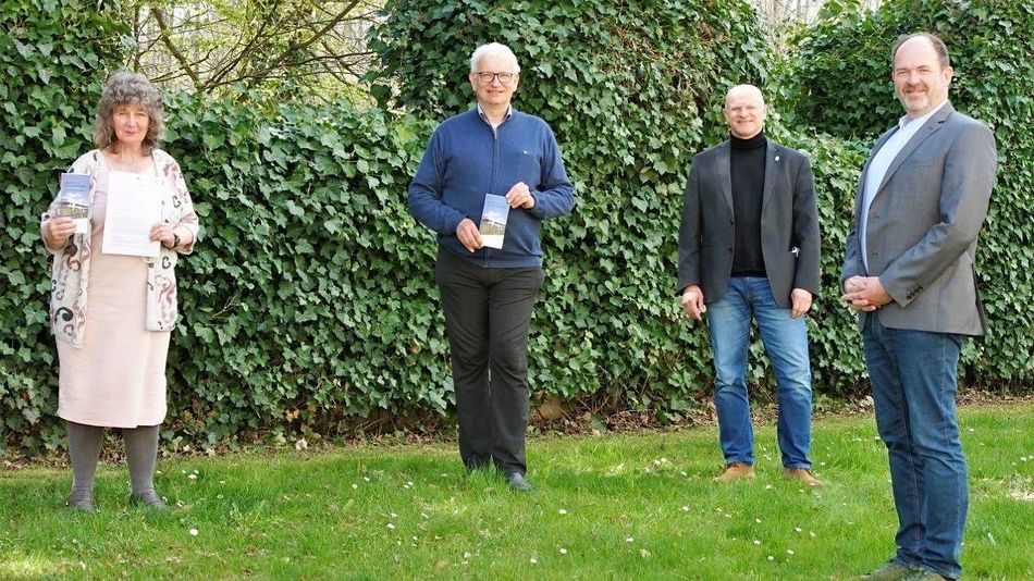 Am Ufer des Bodensees wurden pandemiekonform die Unterschriften geleistet (v.l.n.r): Als erste Nonprofit-Organisationen schlossen in Radolfzell Marion Hammerl (Bodensee-Stiftung), Jürgen Resch (Deutsche Umwelthilfe), Udo Gattenlöhner (Global Nature Fund).