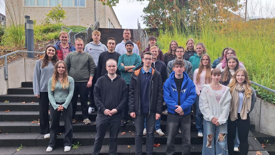 Erstsemester-Studierende im Wintersemester 2025/2026 der Fachrichtung Lebensmitteltechnik stehen auch einer Treppe für ein Gruppenfoto