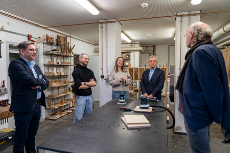 Besuch der Holzwerkstatt.