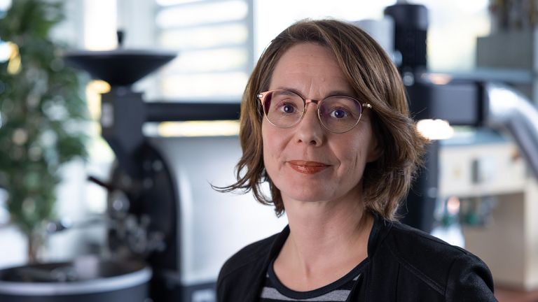 Portraitbild vor dem Kaffeeröster von Pia Heser, Mitarbeiterin in der Fachrichtung Lebensmitteltechnik