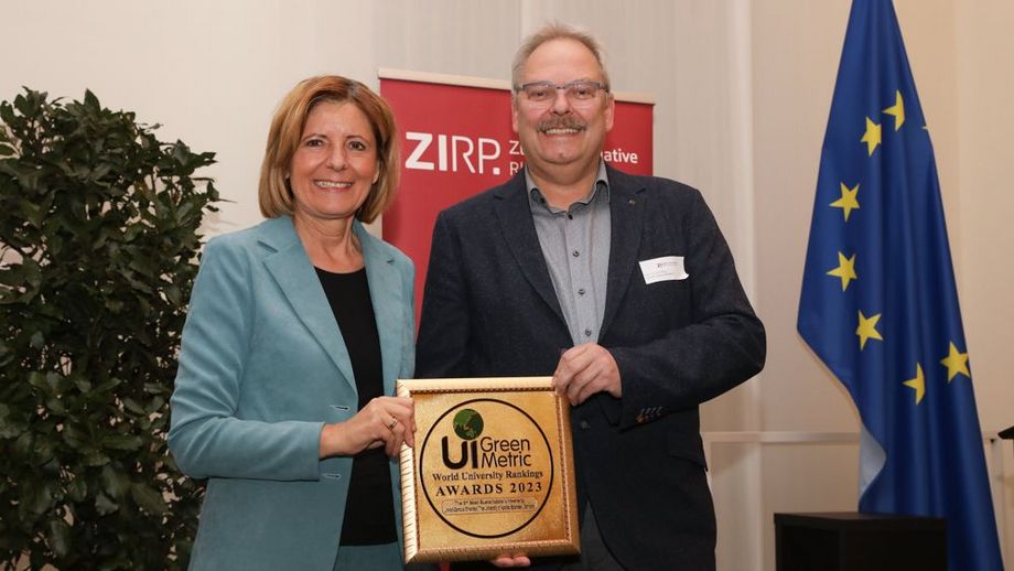 Ministerpräsidentin Dreyer gratuliert Prof. Dr. Klaus Helling zum dritten Platz im weltweiten GreenMetric-Ranking (@ZIRP)
