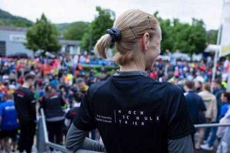 Präsidentin Dorit Schumann im Hochschulshirt.