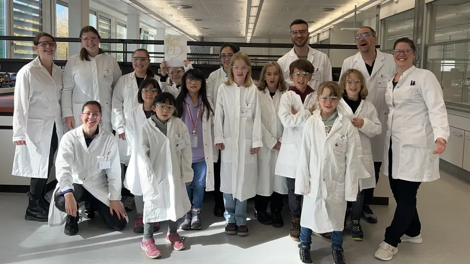 Gruppenbild von Kindern, Studierenden und Lehrenden beim Kinderlabor 2024