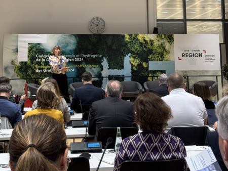 Moderatorin Romy Straßenburg beim Energie- und Wasserstoffkongress