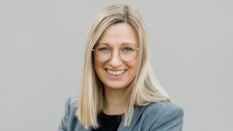 Portraitbild vor dem Kaffeeröster von Melanie Jost, Mitarbeiterin in der Fachrichtung Lebensmitteltechnik
