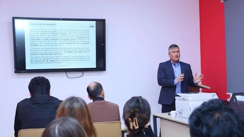 Prof. Dr. Patrick Siegfried an der Universität Ganja in Aserbaidschan