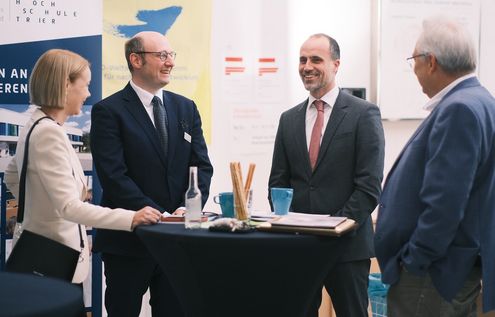 Gruppenbild mit Wissenschaftsminister Clemens Hoch.