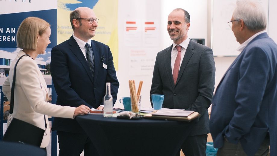 Gruppenbild mit Wissenschaftsminister Clemens Hoch.
