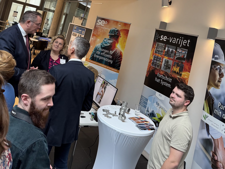 Ministerpräsident Schweizer am Stand von Prof. Wahl