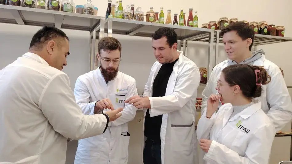 Professor, Mitarbeitende und Studierende der Fachrichtung Lebensmitteltechnik der Hochschule Trier an der Agrar-Univerität in Taskent, Studierende im Labor
