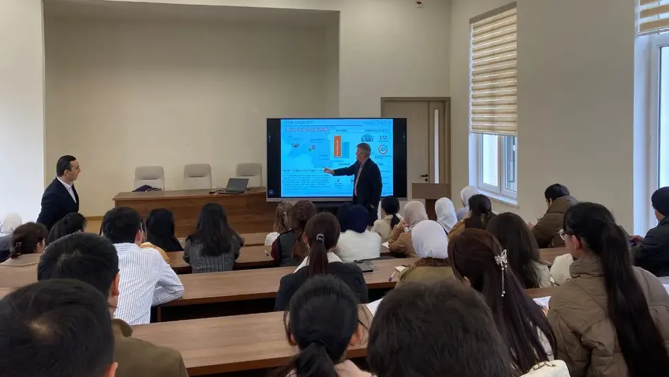 Professor, Mitarbeitende und Studierende der Fachrichtung Lebensmitteltechnik der Hochschule Trier an der Agrar-Univerität in Taskent, Vorlesung durch Prof. Dr. Patrick Siegfried