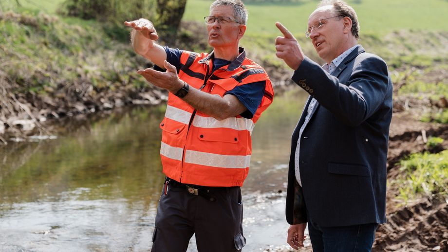 Manfred Wientgen (DRK-Hochwasserhilfe) im Gespräch mit Prof. Klaus-Uwe Gollmer | Bildquelle: Deutsches Rotes Kreuz