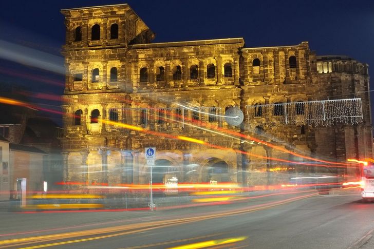 [Translate to Englisch:] Foto Porta Nigra bei Nacht