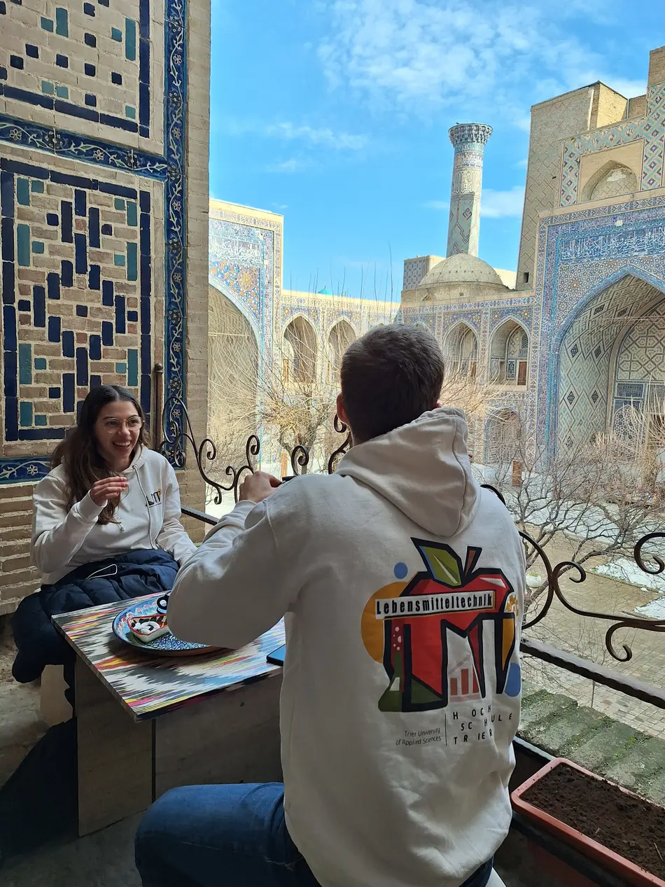 Professor, Mitarbeitende und Studierende der Fachrichtung Lebensmitteltechnik der Hochschule Trier an der Agrar-Univerität in Taskent, Stadt-Tour in Samarkand