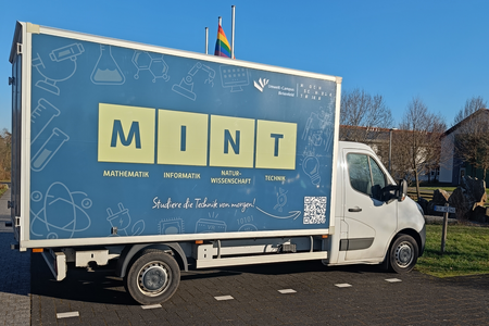 Der mobile Makerspace, eine Initiative des Umwelt-Campus bringt moderne MINT-Themen an die Schulen (Foto: UCB) 