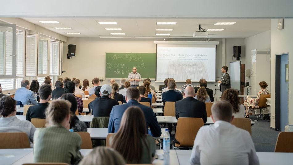 Vortragender im Seminarraum