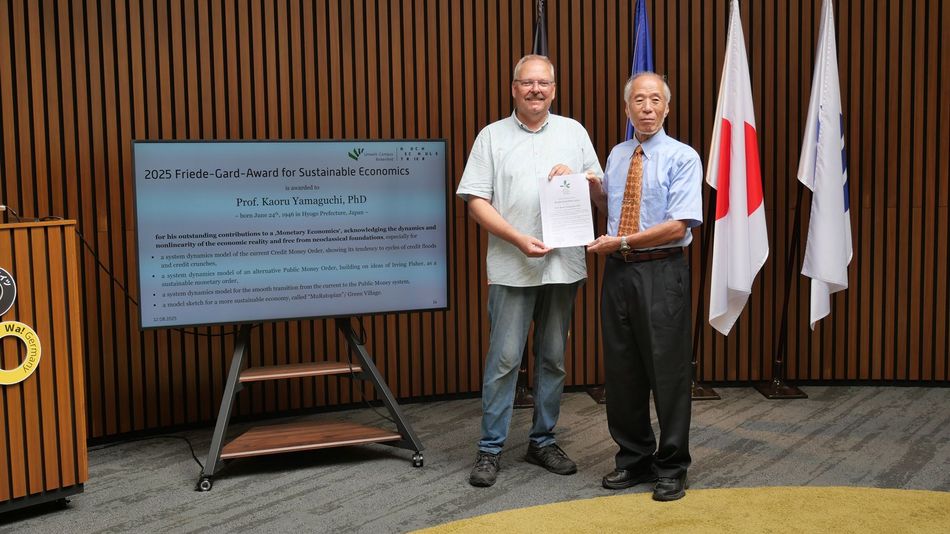 Prof. Kaoru Yamaguchi und Prof. Klaus Helling bei der Urkundenübergabe des Friede-Gard-Preis für Nachhaltige Ökonomik 2025 auf der World Expo Osaka.   © German Pavilion Foto: Sonja Einsiedler
