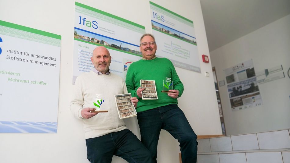 Prof. Dr. Heck (links) und Prof. Dr. Helling freuen sich über die Würdigung von 25 Dienstjahren.