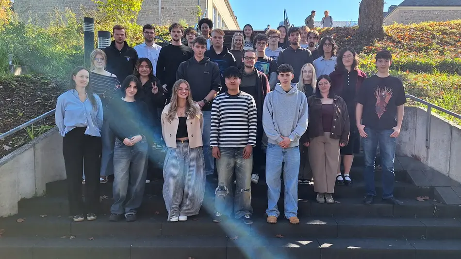 Erstsemester-Studierende Bachelor "Lebensmitteltechnologie" und "Lebensmittelinnovation - Gesundheit und Nachhaltigkeit" Wintersemester 2026/2027 stehend auf der Treppe