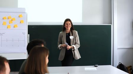 SStudentin mit Notizen während der Präsentation