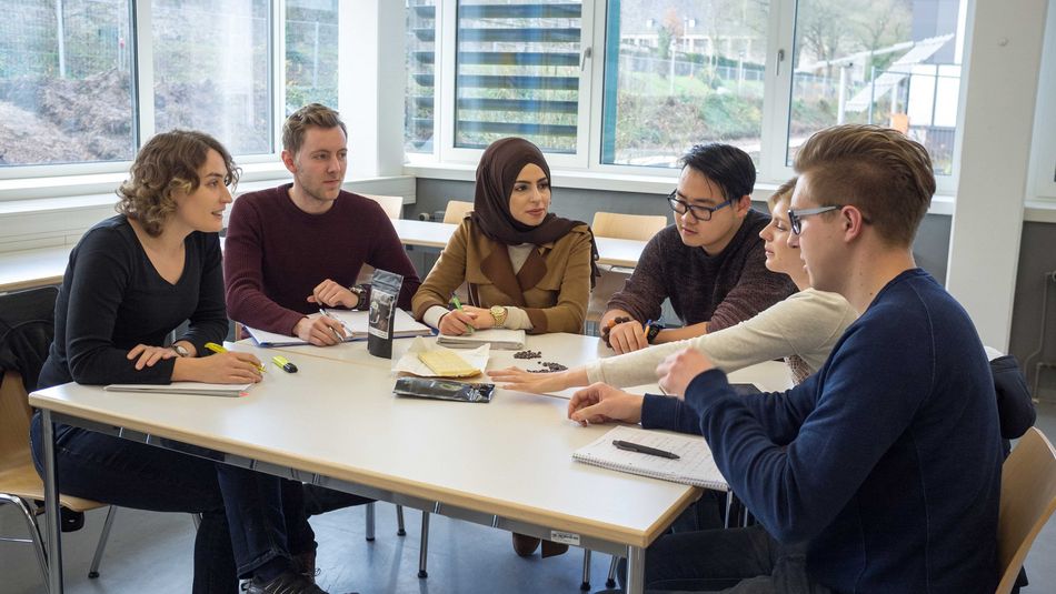 Master Studentengruppe der Lebensmittelwirtschaft während der Projektarbeit.