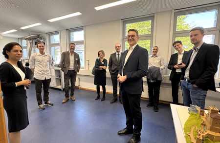 Führung durch die Labore des Umwelt-Campus Birkenfeld gemeinsam mit Vertretern der Carl-Zeiss-Stiftung, Instituts- und Arbeitsgruppenleitern sowie Mitarbeitern des Umwelt-Campus Birkenfeld, der Hochschule Aalen und des Karlsruher Instituts für Technologie