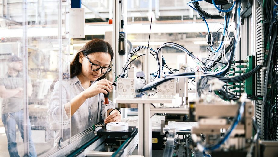 Studierende im Labor bei der Arbeit 