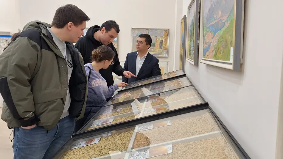 Professor, Mitarbeitende und Studierende der Fachrichtung Lebensmitteltechnik der Hochschule Trier an der Agrar-Univerität in Taskent, Führung durch die Labore, Sojabohnen