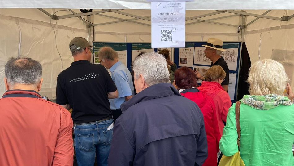 Besucher am Stand der Lebensmitteltechnik City Campus