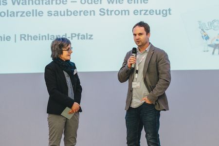 Moderatorin und Nominierter Betreuer unterhalten sich auf der Bühne