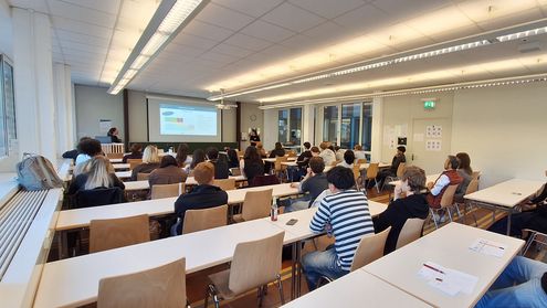 Begrüßung der neuen Bachelorstudierenden der Studiengänge Lebensmitteltechnologie und Lebensmittelinnovation - Gesundheit und Nachhaltigkeit durch einen Vortrag im Vorlesungszahl der Hochschule Trier