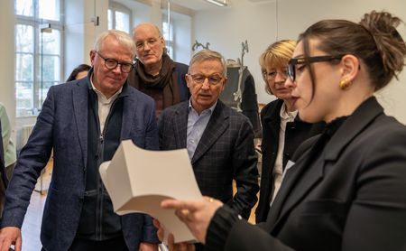 Im 3-D-Labor zeigt Mitarbeiterin Jessica Kaiser den Teilnehmern ein Model aus dem 3-D-Drucker.