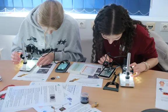 Schülerinnen beim Experimentieren