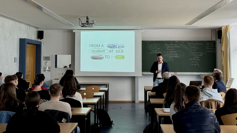 Tobias Stüber bei seiner Präsentation am Umwelt-Campus im Rahmen der praxisbegleitenden Lehrveranstaltungen.