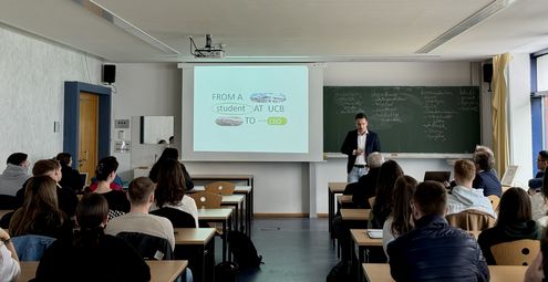 Tobias Stüber bei seiner Präsentation am Umwelt-Campus im Rahmen der praxisbegleitenden Lehrveranstaltungen.