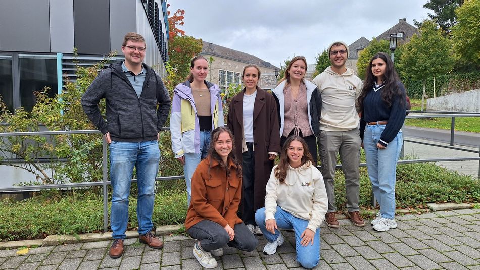 Neue und aktuelle Studierende Master Lebensmittelwirtschaft Wintersemester 2025/2026 stehen für ein Gruppenfoto vor dem Gebäude D der Hochschule Trier