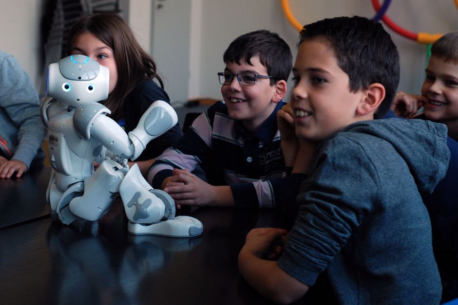 Photo children with the humanoid robot